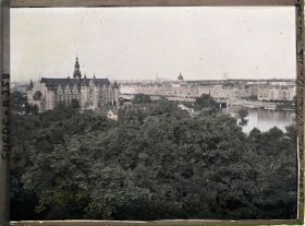 Image représentant Le Nordiska museet (musée Nordique) depuis le Skansenspark (parc de Skansen) sur l'île DjurgÅrden
