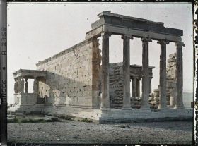 Image représentant Sur l'Acropole, la façade est de l'Erechtheion. A l'arrière plan gauche, la tribune de Cariatides, à l'extrémité du mur sud