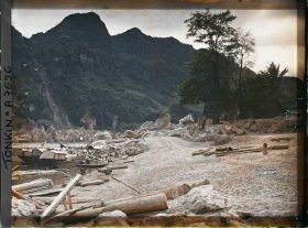 Image représentant Le barrage de rochers de la rivière Noire et les sampans amarrés en aval