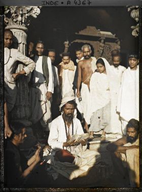 Image représentant Lecture d'un texte sacré sur les marches d'un temple hindou