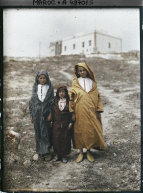 Image représentant Jeunes garçons entourant une petite fille