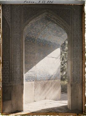 Image représentant La Madreseh Mader-i-Chah, école coranique dite "de la mère du Chah" (1714), couloir d'entrée