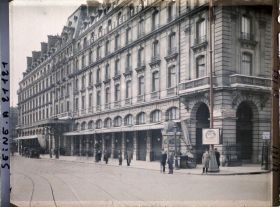 Image représentant Le Grand Hôtel Terminus fermé à l'occasion du 1er mai, rue Saint-Lazare