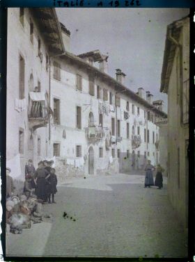 Image représentant Portrait de groupe dans une rue de la ville.