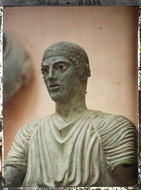 Image représentant Au musée : tête et buste de l'Aurige (en bronze), conducteur de char victorieux