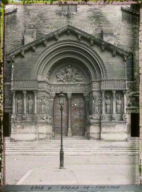 Image représentant Le porche de l'église de Saint-Trophime