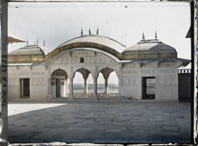 Image représentant Un pavillon en marbre du palais privé (Khas Mahal) de Shah Jahan dans le fort Rouge (Lal Qila)