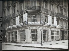 Image représentant Imprimerie pour les aveugles de guerre "La Roue" à l'angle de l'avenue des Champs-Elysées et de la rue Lincoln, emplacement du magasin automobile Delahaye