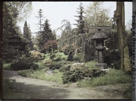 Image représentant Le " village japonais " vu depuis un croisement d'allées, proche de son entrée côté jardin anglais