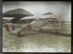 Image représentant Biplans Nieuport devant des hangars