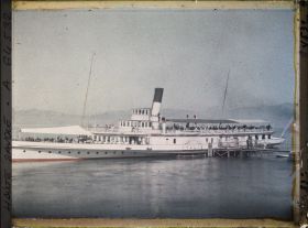 Image représentant Le bateau à roues à aubes Italie à quai