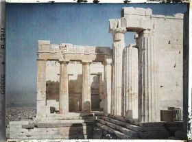 Image représentant Sur l'Acropole, la Pinacothèque (à l'arrière plan) et les Propylées de Mnesicles (au premier plan). Au loin, la ville.