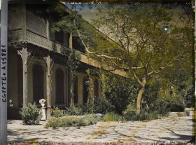 Image représentant Une religieuse coiffée de sa cornette devant l'hôpital Saint Vincent-de-Paul