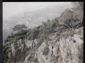 Image représentant Rochers en contrebas du jardin avec la baie de Rochebrune à l'arrière-plan