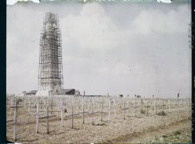 Image représentant France, Ablain-St Nazaire, Le Mont aux Morts du Cimetière de N.D. de Lorette