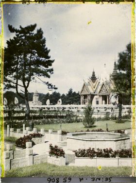 Image représentant L'Exposition Coloniale Internationale de 1931, vue vers le pavillon du Cambodge, section de l'Indochine