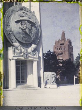 Image représentant L'Exposition Coloniale Internationale de 1931, l'entrée du pavillon des Forces d'Outre-mer et le pavillon de l'AOF