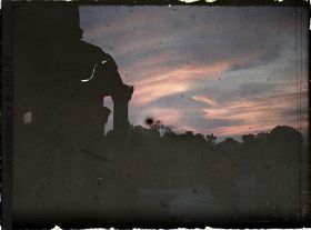 Image représentant Coucher de soleil sur la terrasse cruciforme à laquelle aboutit la " grande chaussée " (?)