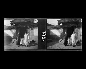 Image représentant Dans la première cour d'une résidence (siheyuan) de Da Ruanfuhutong ("Grande Ruelle de la Résidence Ruan")