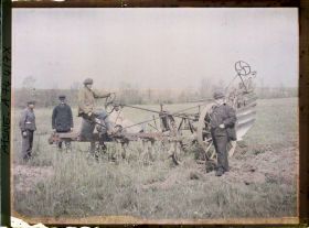 Image représentant Hommes prenant la pose autour d'une charrue de grande taille