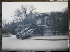 Image représentant Le monument à Frédéric III de Prusse (place Raymond Mondon) déboulonné