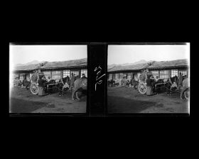 Image représentant Une voiture attelée à un mulet devant une rangée de bâtiments.