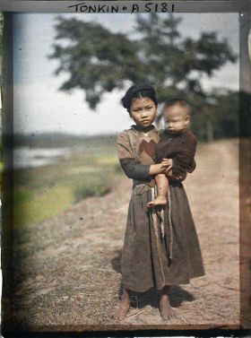 Image représentant Une fillette portant un garçonnet