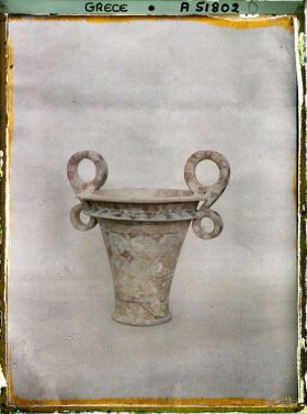 Image représentant Musée archéologique - Vase à anses à décor peint (représentant un casque ?) provenant de la tombe royale d'Isopata, près de Cnossos