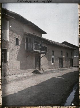 Image représentant Espagne, d'Astorga à Léon, Hospital de Orbigo, la rue et les maisons en terre Crue avec balcon de bois