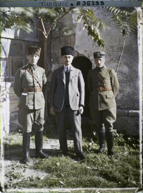 Image représentant Sakir Bey, Gouverneur général de la Thrace entouré de deux militaires