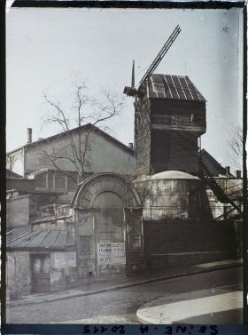 Image représentant Le moulin de la Galette, à l'angle des rues Lepic et Girardon