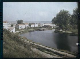 Image représentant France, Verdun, Le Canal de l'Est à son arrivée au faubourg Belleville vu vers Verdun