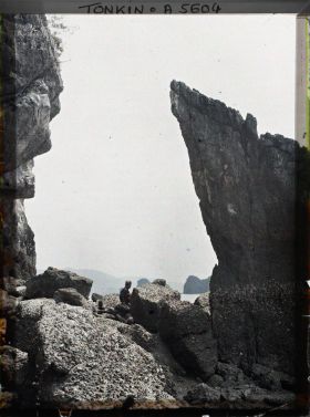 Image représentant Vue des rochers à l'entrée du Tunnel de Cam-pha (ou " Tunnel de la Douane ")