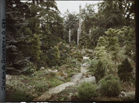 Image représentant Chemin du " sanctuaire japonais " menant au sorinto, bordé de rocailles, arbres et bambous
