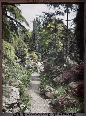 Image représentant Chemin du " village japonais " longeant le jardin français en direction du jardin anglais