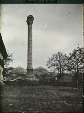 Image représentant Colonne de Julien et hammam en arrière-plan