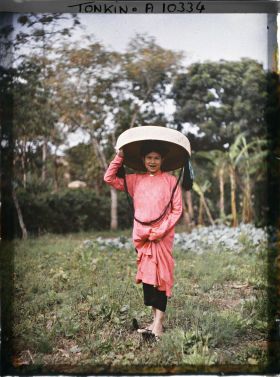Image représentant Une jeune élégante en habits de fête, portant une tunique rose vif