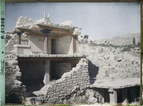 Image représentant Au pied des Propylées sud du palais, la "Maison sud" où logent des courtisans (?)