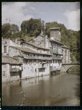 Image représentant France, St Jean Pied de Port, Vieilles Maisons au bord de l'eau