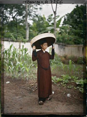 Image représentant Portrait d'une jeune femme de classe aisée, portant le grand chapeau en feuilles de latanier
