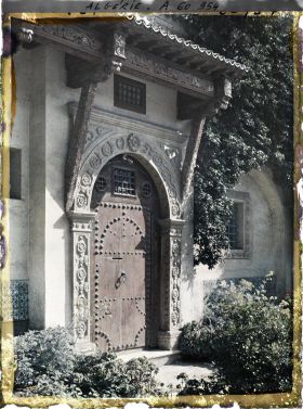 Image représentant La porte d'entrée d'une belle demeure ou d'un palais