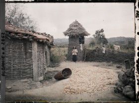 Image représentant Guérite pour le maïs et haricots qui sèchent dans le domaine agricole d'Essad Pacha