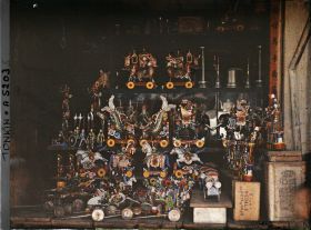 Image représentant Un étalage de jouets en fer blanc peint à l'intérieur d'une boutique, pendant la fête des enfants (fête de la mi-automne)