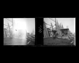 Image représentant Des porteurs d'eau s'approvisionnent à un puits peut-être sur Wangfudajie ("avenue des Résidences Princières")