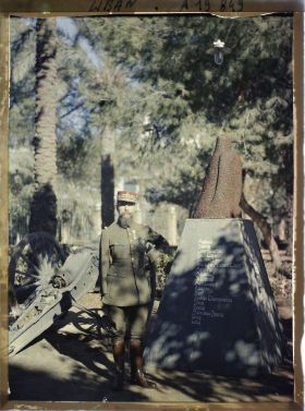 Image représentant Le général Gouraud, haut-commissaire de la République française, devant " L'Aigle de la champagne " dans le parc de sa résidence