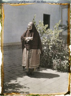 Image représentant Femme guèbre en costume traditionnel