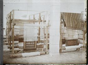 Image représentant Fabrique de tapis à l'ouvroir des Sœurs Blanches