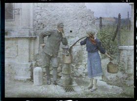 Image représentant Jeune femme à la fontaine avec soldat