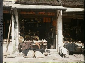 Image représentant Une boutique d'objets en cuivre, dans la " rue du Cuivre "