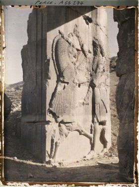 Image représentant Bas-relief représentant Darius 1er luttant contre un animal fabuleux, palais des cent colonnes
